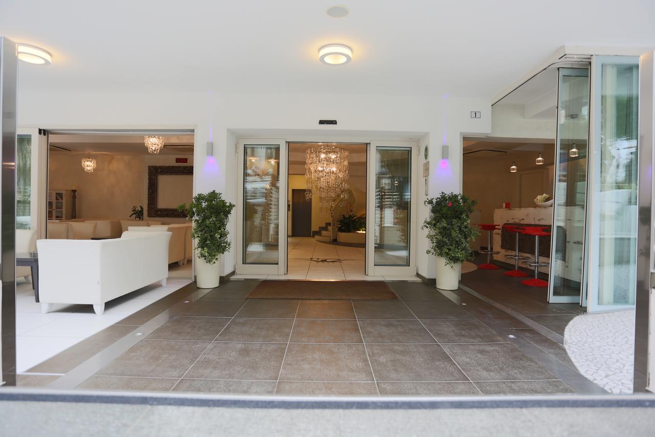 Hotel Caribia Pinarella Cervia Exterior photo