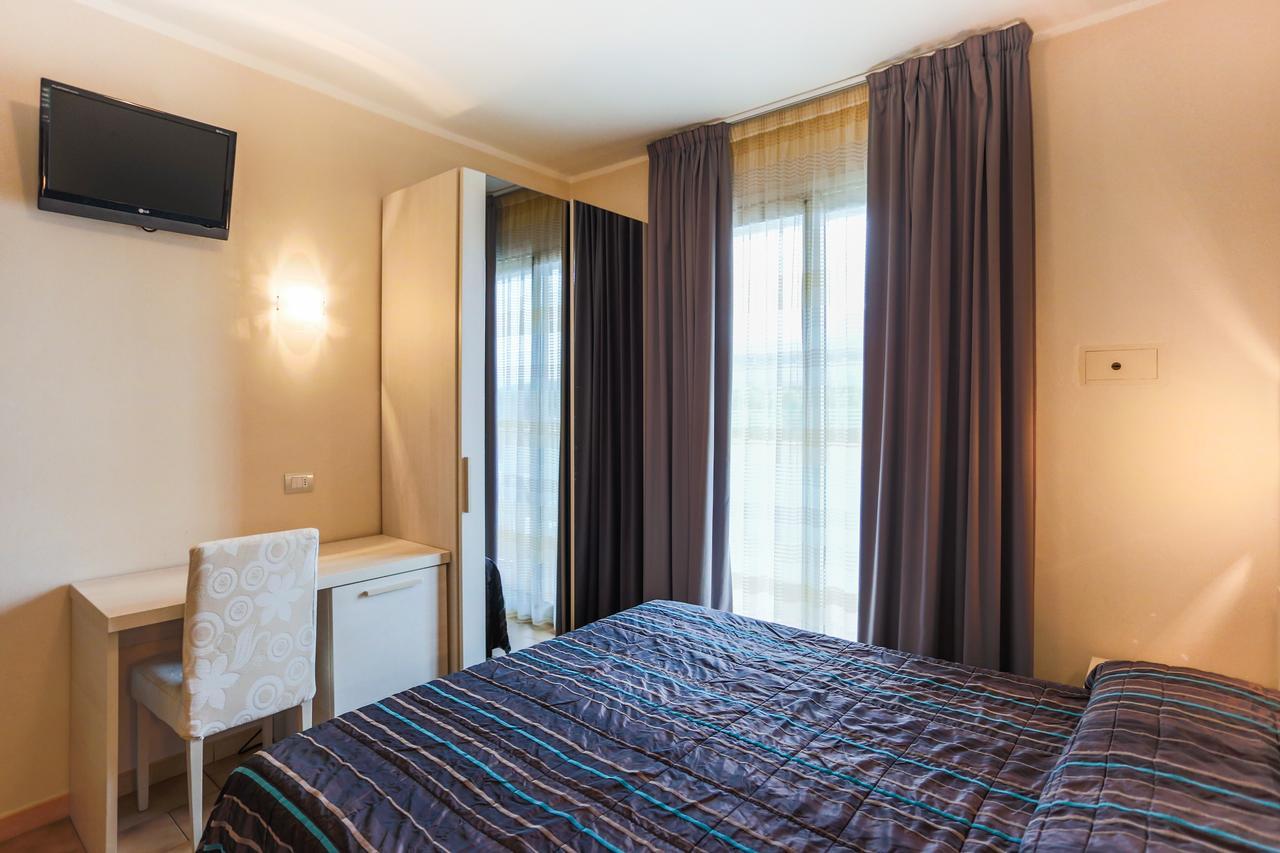Hotel Caribia Pinarella Cervia Exterior photo